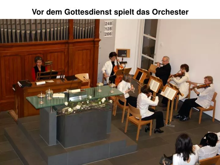 vor dem gottesdienst spielt das orchester